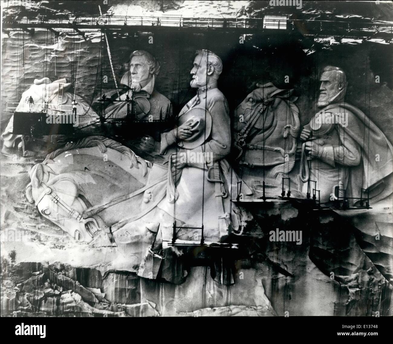 28 févr. 2012 - World's biggest sculpture prend forme. Les derniers progrès de la première sculpture est vu ici dans cette nouvelle vue de Stone Mountain, Géorgie. La sculpture sur granit géant 180 x 69 pieds mesures et montre les chiffres du Président Jefferson Davis, le général Robert E. Lee et Général Stonewall Jackson. Sculpture de la tapisserie en pierre dure depuis avant 1958. Progrès, cependant, a été accéléré par l'introduction d'une forte intensité de chalumeaux à gaz. La fin des travaux est prévue au début des années 1970. Banque D'Images