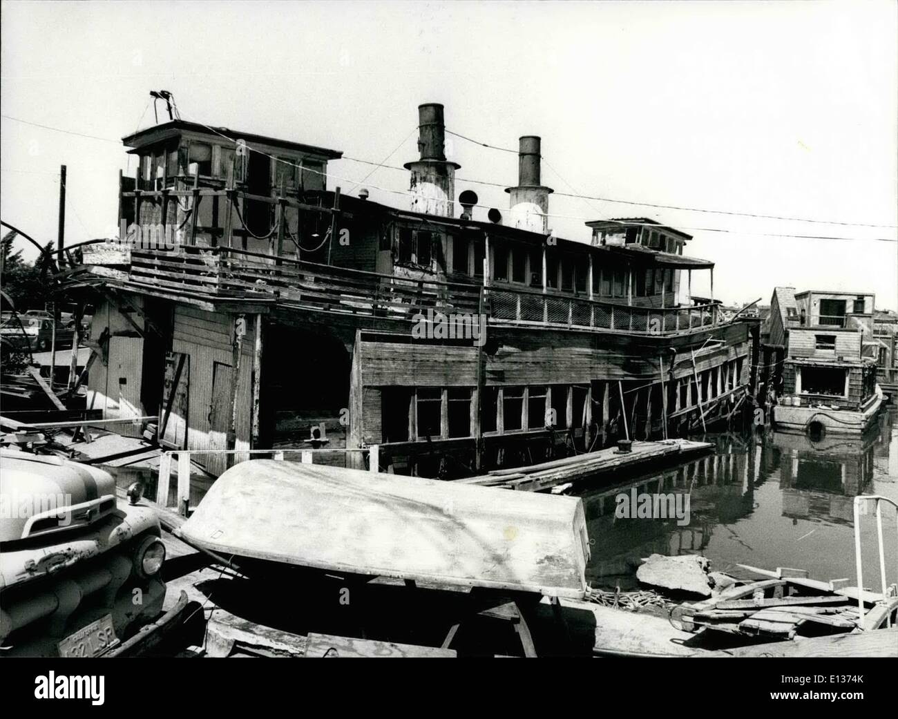 28 févr. 2012 - La nécessité est la mère de l'invention. Pénurie de logements est un problème dans les grandes villes comme Los Angeles, Californie. Cet ancien bateau à vapeur de roue du temps une fois utilisé comme un ferry dans la baie de San Francisco sera transformé en bateau logement à Sausalito par certains jeunes. 5-2-81 Banque D'Images