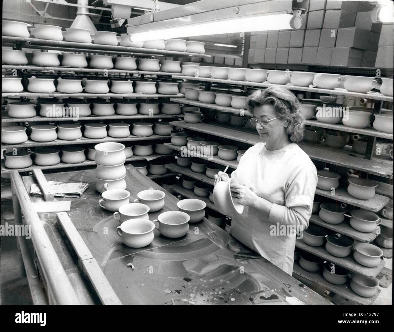 29 février 2012 - Mary Smith, overlooker, avec certains des 15 000 pots qu'elle inspecte chaque semaine. Banque D'Images