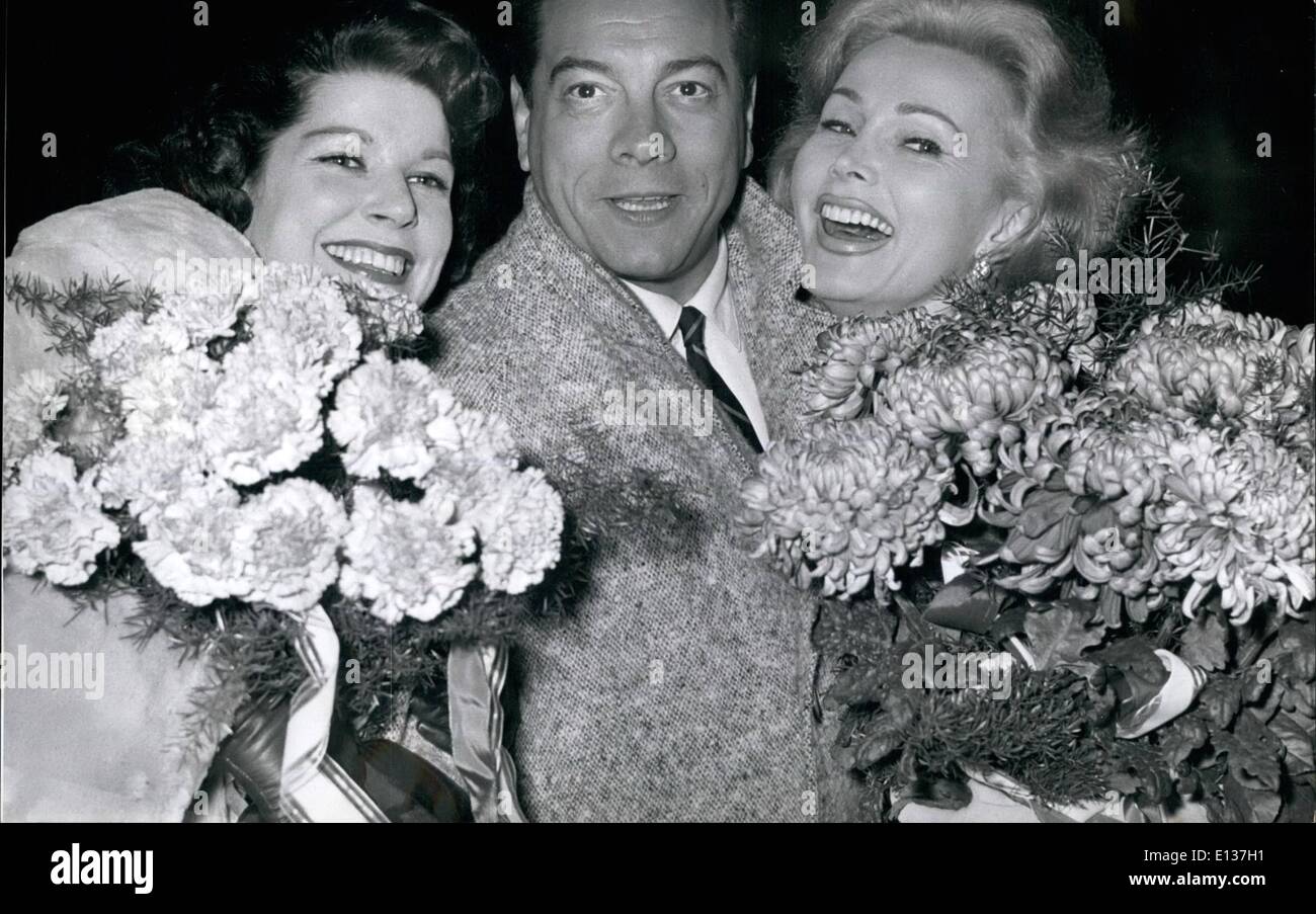 29 février 2012 - une grande surprise pour Mario Lanza. Mario Lanza (MARIO LANZA) avait une grande surprise quand il est allé à la rencontre de son épouse Patricia (PATTY) (à gauche) qui a été en venant de Rome à l'aéroport de Berlin-Tempelhof parce qu'avec la même coupe son film partner Zsa Zsa Zsa Zsa Gabor (Gabor) (à droite) Arrivée à Berlin en provenance de Vienne. Ils agissent maintenant ensemble à Berlin dans le film Sérénade d'un grand amour . Photo Keystone 10 Novembre 1958 Banque D'Images