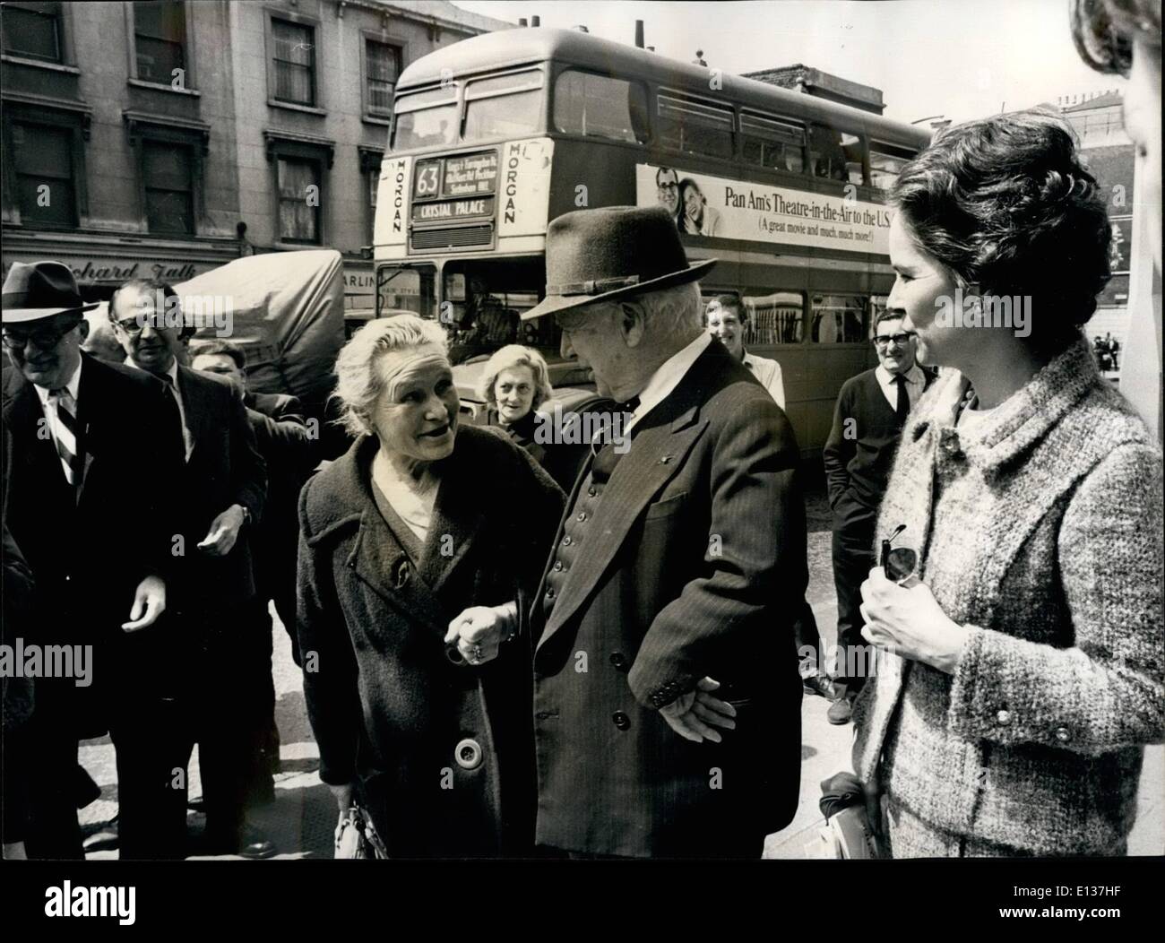 29 février 2012 - Charlie Chaplin dans le Old Kent Road Charlie Chaplin fini de tourner sa nouvelle photo ''Une Comtesse de Hong Kong'' hier - et l'ont fait seulement une courte distance de la place à Southwark, Londres, où il est né il y a 77 ans. Les scènes finales étaient dans un entrepôt à l'Old Kent Road, à seulement deux détours du Chaplin de naissance à East Street. M. Chaplin n'a pas visiter la rue - qu'il l'a déjà fait - à lui seul. Photo montre : 71 ans, Mme Lucy Leach, qui a vécu toute sa vie à Old Kent Road, arrête Charlie Chaplin pour un tir d'hier. À droite est la femme de Chaplin Oona. Banque D'Images