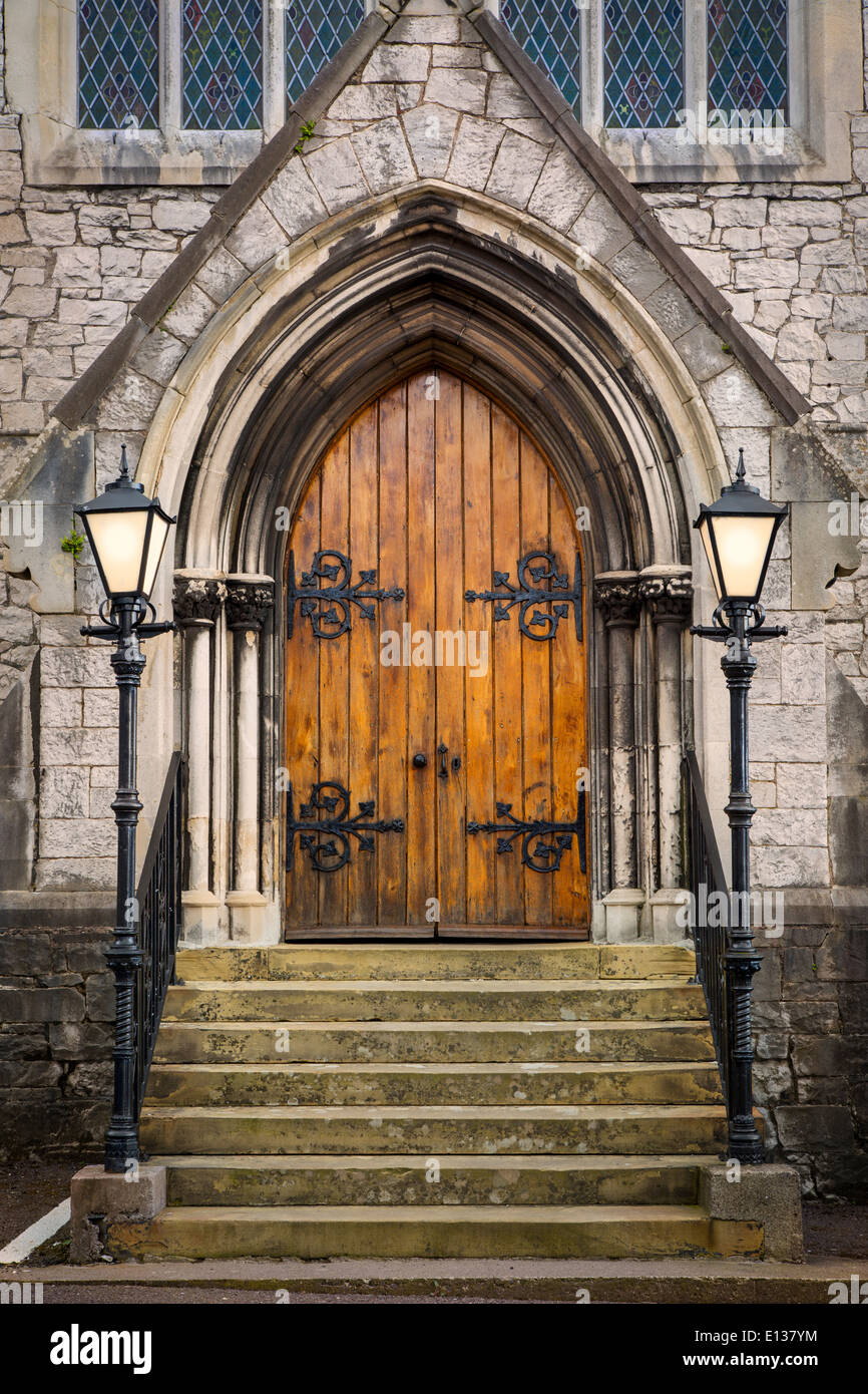 Portes en bois à l'entrée de l'Église presbytérienne de Trinity, Cork, Irlande Banque D'Images