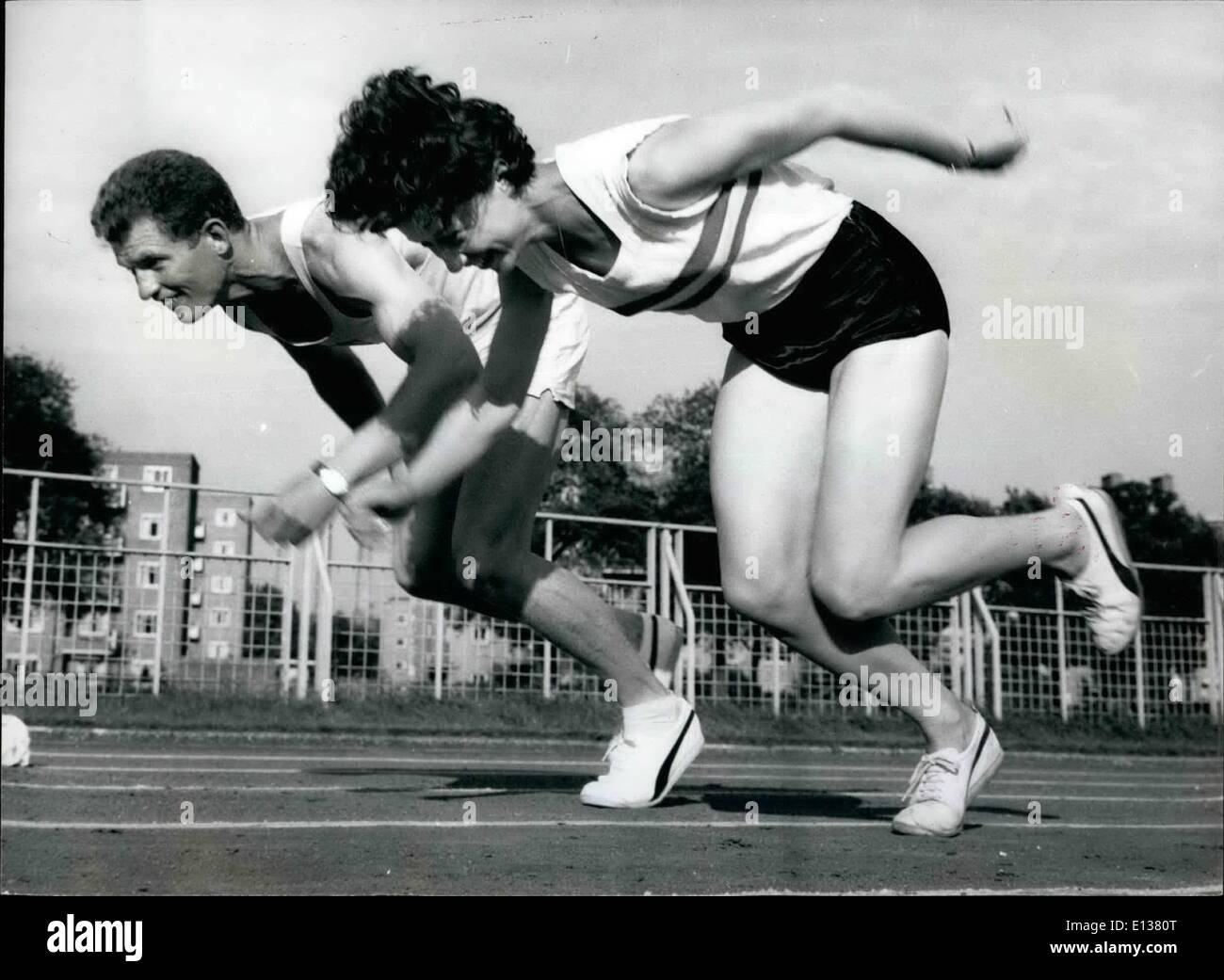 29 février 2012 - Deux espoirs pour les 400 mètres à Tokyo, Robbie Brighwell et fiancée Ann Packer faire un début. Banque D'Images