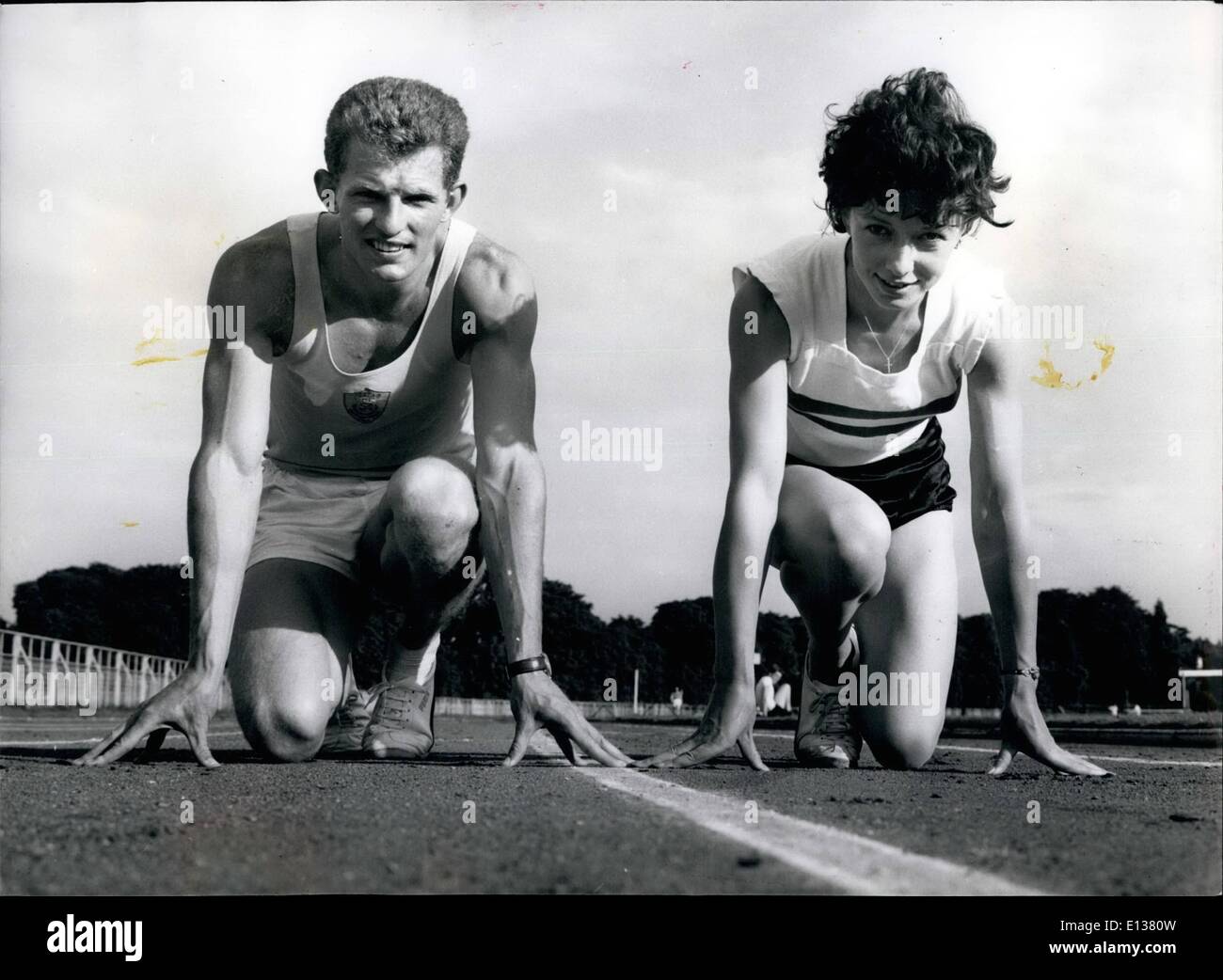 29 février 2012 - Prêt pour le décollage, deux coureurs de 400 mètres qui envisagent de se marier à l'automne, Robbie Brightwell et Ann Packer. Banque D'Images