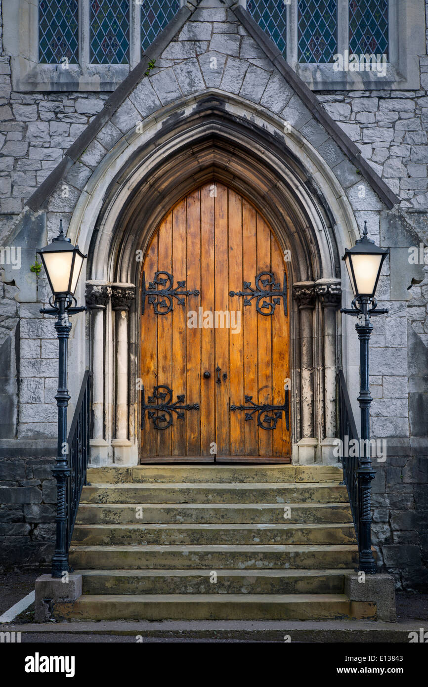 Portes en bois à l'entrée de l'Église presbytérienne de Trinity, Cork, Irlande Banque D'Images