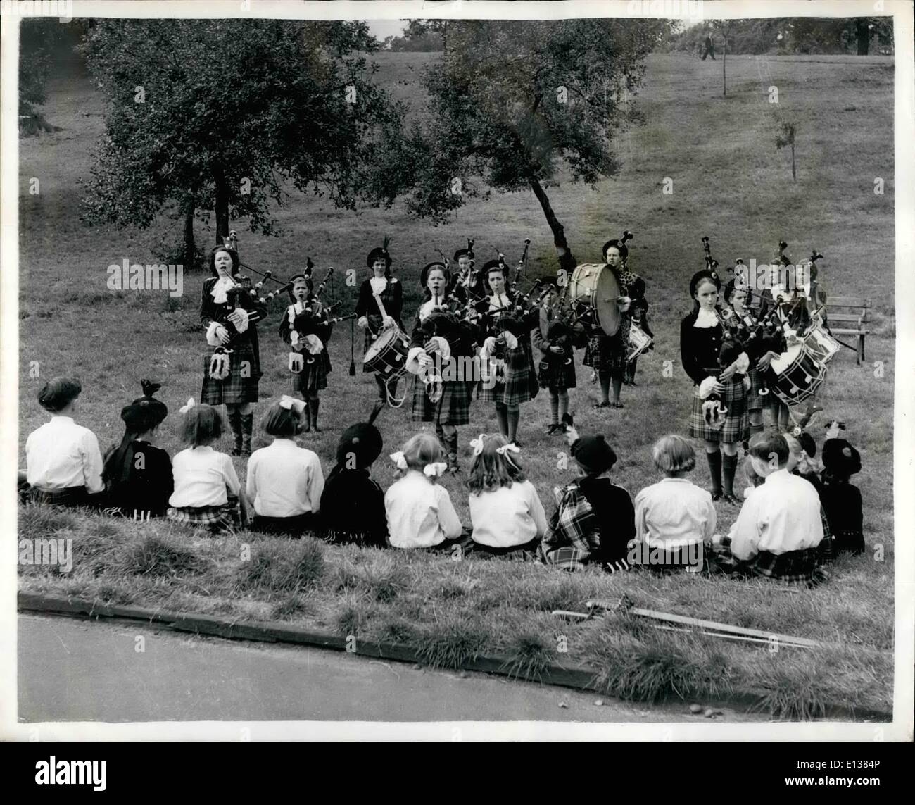 29 février 2012 - Girl's Pipe Band formé dans UNE banlieue de Londres : Le skir des tuyaux est désormais un son familial à Plumstead, où les Écossais de Londres qui fréquentent la Lochnagar School of Highland Danoing, forment leur propre Pipe Band sous la direction de leur enseignante, Mme Gladys Whittall, qui a dépensé environ 400 de son propre argent dans les tuyaux. Déjà, le groupe a eu une audition réussie de B.B.C., joué à plusieurs représentations de charité etc. Pratique se déroule à l'école de danse dans la soirée. Les membres ont très de 7 à 25 ans, avec Donald, 9 ans comme mascotte Banque D'Images