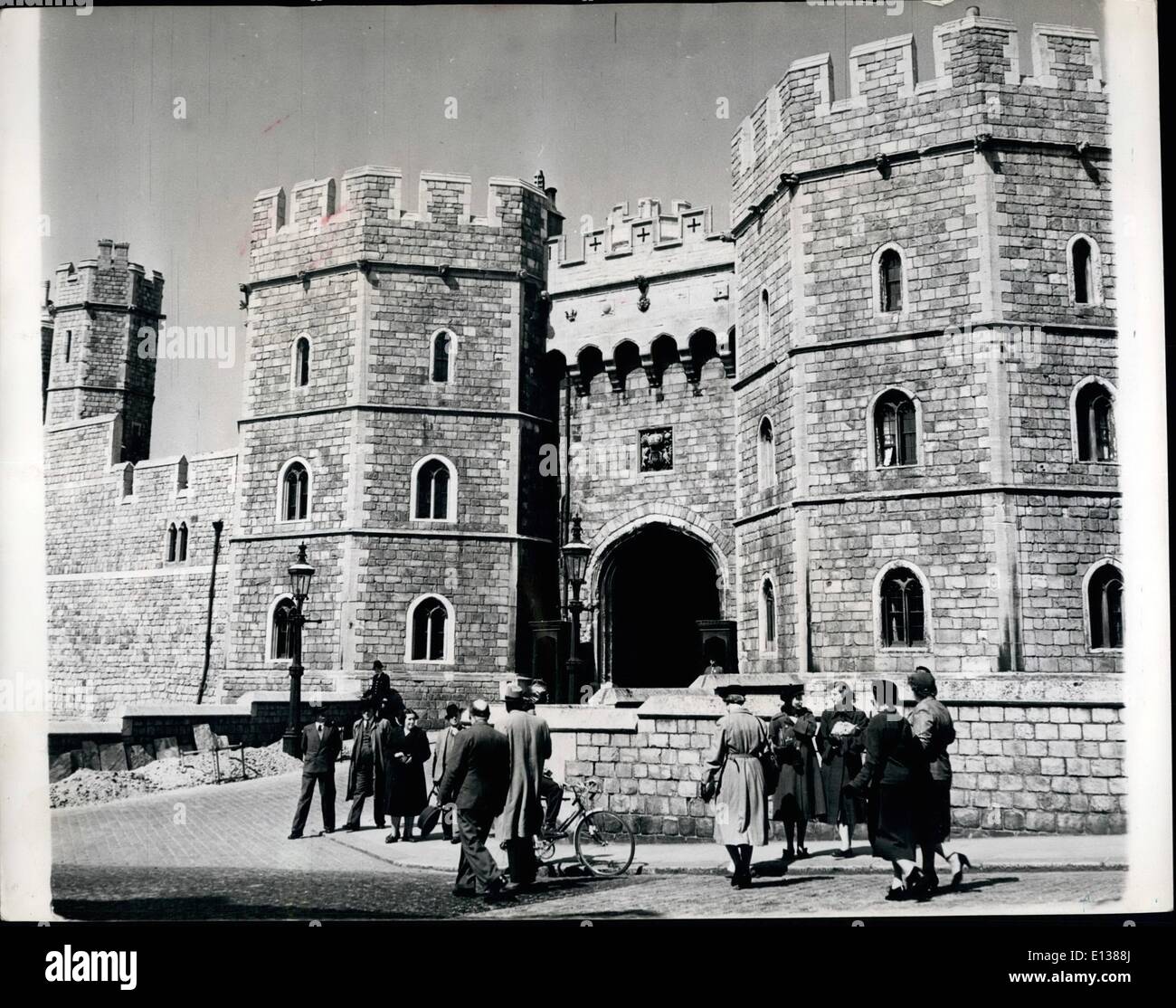 29 février 2012 - L'entrée du château à la chapelle royale à partir de la colline du château, l'une des entrées populaires pour les visiteurs. Le Royalborough de Windsor à Coronation Année. : Toujours un ''must'' sur la liste des lieux touristiques à visiter, les Windsor s'attend à ce que cette année encore plus de visiteurs que d'habitude. Bien que construit comme forteresse par Guillaume le Conquérant en 1979, le château de Windsor est, depuis de nombreuses années, la tradition accueil du souverain et de chacun des paliers de la souveraine a ajouté quelque chose à la gloire de l'ancien château Banque D'Images