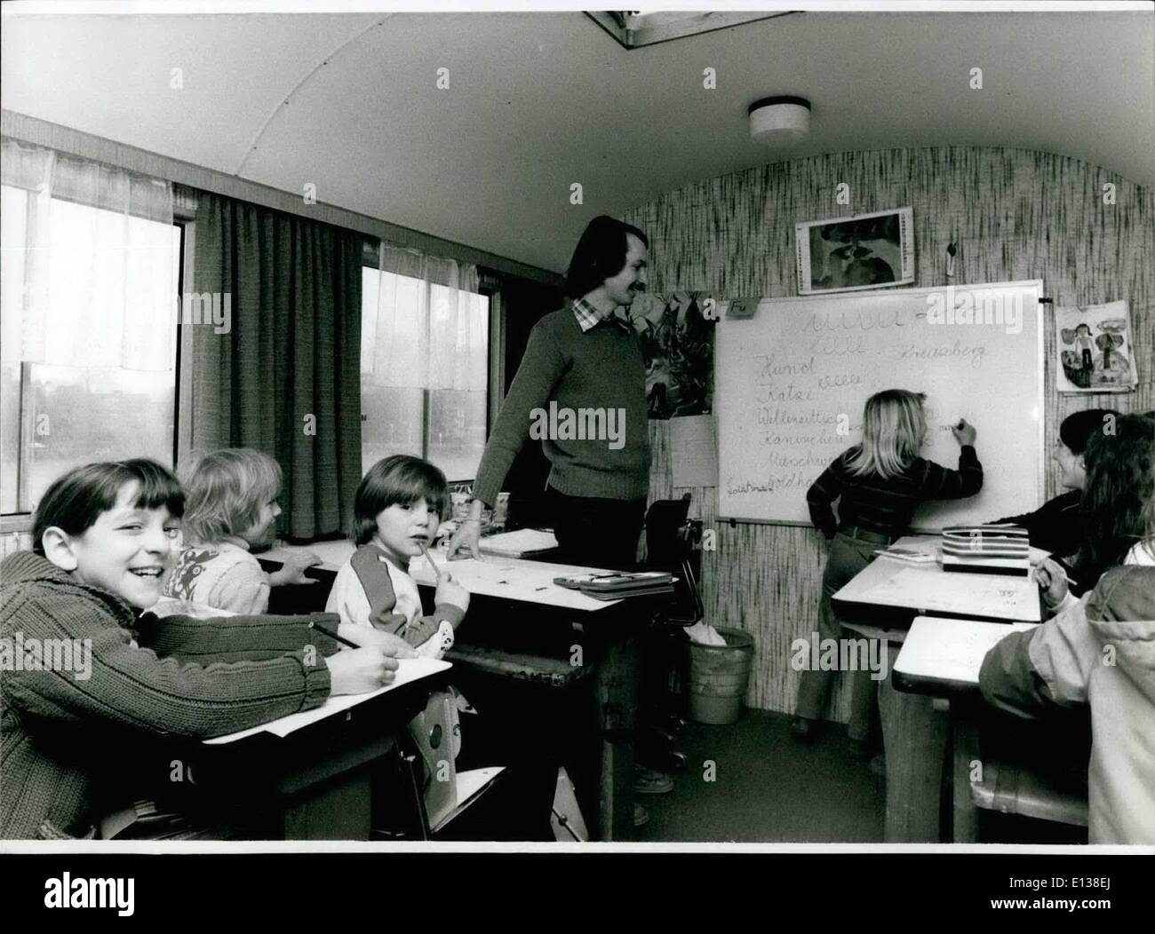 29 février 2012 - L'École de cirque pour enfants : l'école du cirque Busch-Roland est une école internationale, parce que les enfants de 5 nations sont enseignés ici. Reiner Nolte, un éducateur de 32 ans à partir de Hambourg/West-Germany a pris congé pendant un an à son école à Hambourg afin d'enseigner les 13 garçons et filles, en tant que ''voyager enseignant''. En partie il n'est pas très facile pour lui, parce que ses élèves viennent d'Allemagne, l'Espagne, l'Angleterre, la France et la Suisse et leur connaissance de la langue allemande n'est pas tous égaux. Il répartit les enfants, compte tenu de leur âge et des connaissances Banque D'Images