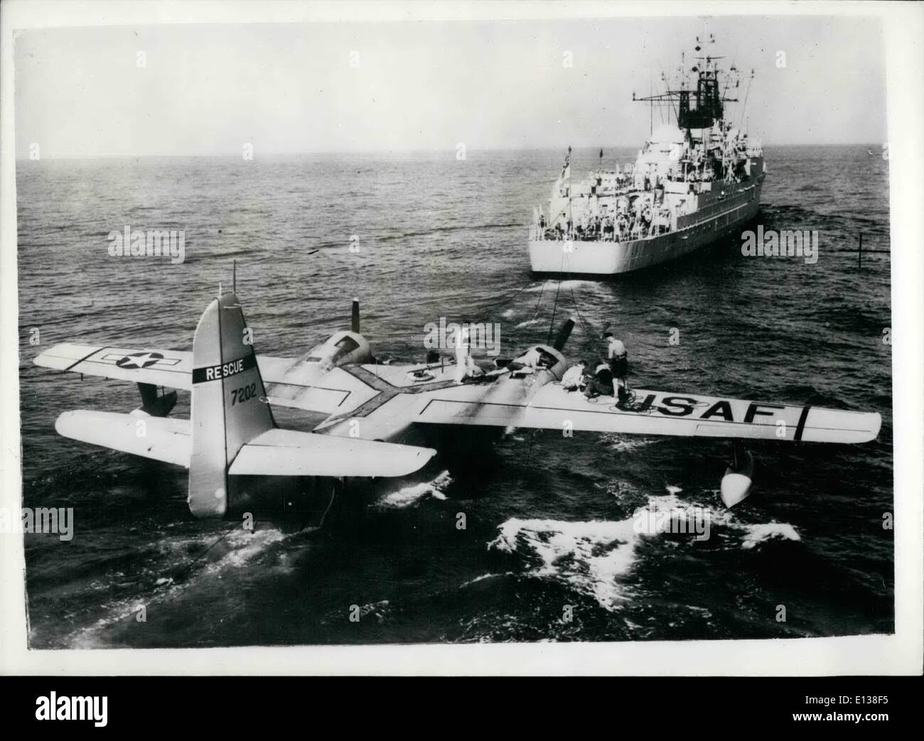 29 février 2012 - La photo officielle ( Amirauté) Crown copyright réservés.. Le H.M.S. , Éveil d'une frégate de la flotte méditerranéen, arrivèrent à Malte remorque un American Amphibian de sauvetage qui avait été abandonnée à la suite d'une opération de sauvetage en mer. En réponse à un appel radio pour une assistance médicale un homme dans un état critique le navire marchand Las Piedras (18 milles à l'Est de Malte) l'avion américain a été envoyé de wheelus field, Tripoli.. Dans l'atterrissage à côté du navire marchand, l'aéronef a subi des dommages et son équipage ont dû être prises les dommages avion a été laissée de côté. Banque D'Images