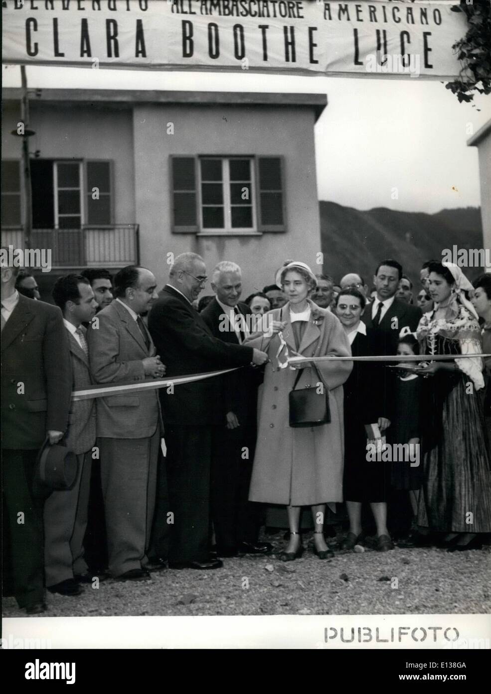 29 février 2012 - à scilla, ambassadeur Luce coupe ruban tricolore pour marquer l'inauguration officielle de la construction de logements. Banque D'Images