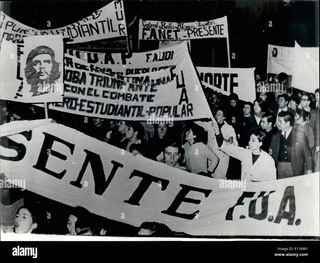 29 février 2012 - L'Argentine. Les manifestants après une exposition de prêtres argentins de la soi-disant ''Tiers Monde.'' Les Girafes Banque D'Images