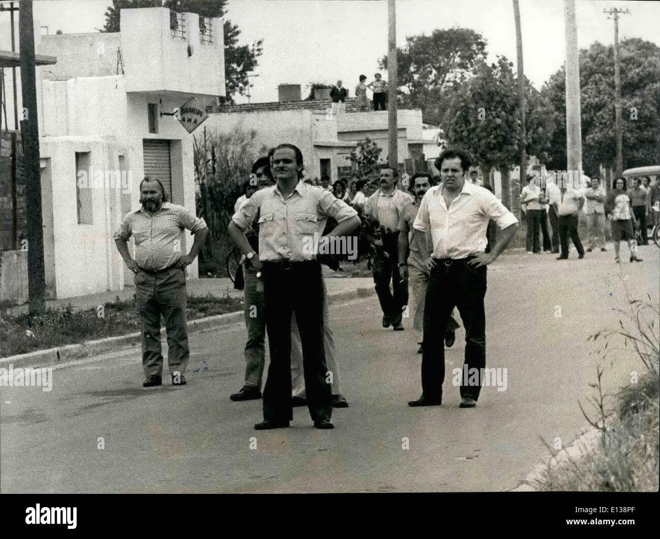 29 février 2012 - Les péronistes agité. Buenos Aires, 6 décembre : À ville voisine de ''William Morris'' la jeunesse péroniste, la très active groupe péroniste relationed avec de nombreuses tentatives de bombes dans les dernières années, a fait un hommage pour leur ''heroes'' qui est mort il y a 2 ans. -Au cours de cette cérémonie il y avait organisé une manifestation et il y avait toutes sortes d'incidents avec une personne qui est décédée et de nombreux arrêtés et tous les type de dommages, mourir à la destruction et l'incendie. - Il chef de la ''jeunesse péroniste'' Rodolfo Galimberti - manihi ''disparu'' - était présent. Banque D'Images