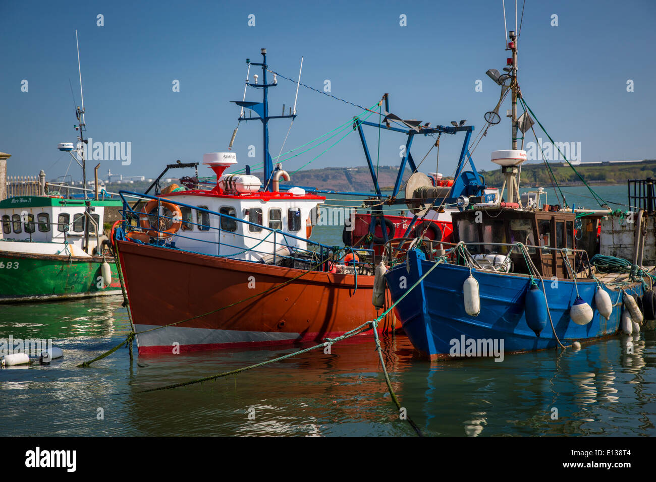 Bateaux de pêche dans le petit port de Cobh, dans le comté de Cork, Irlande Banque D'Images