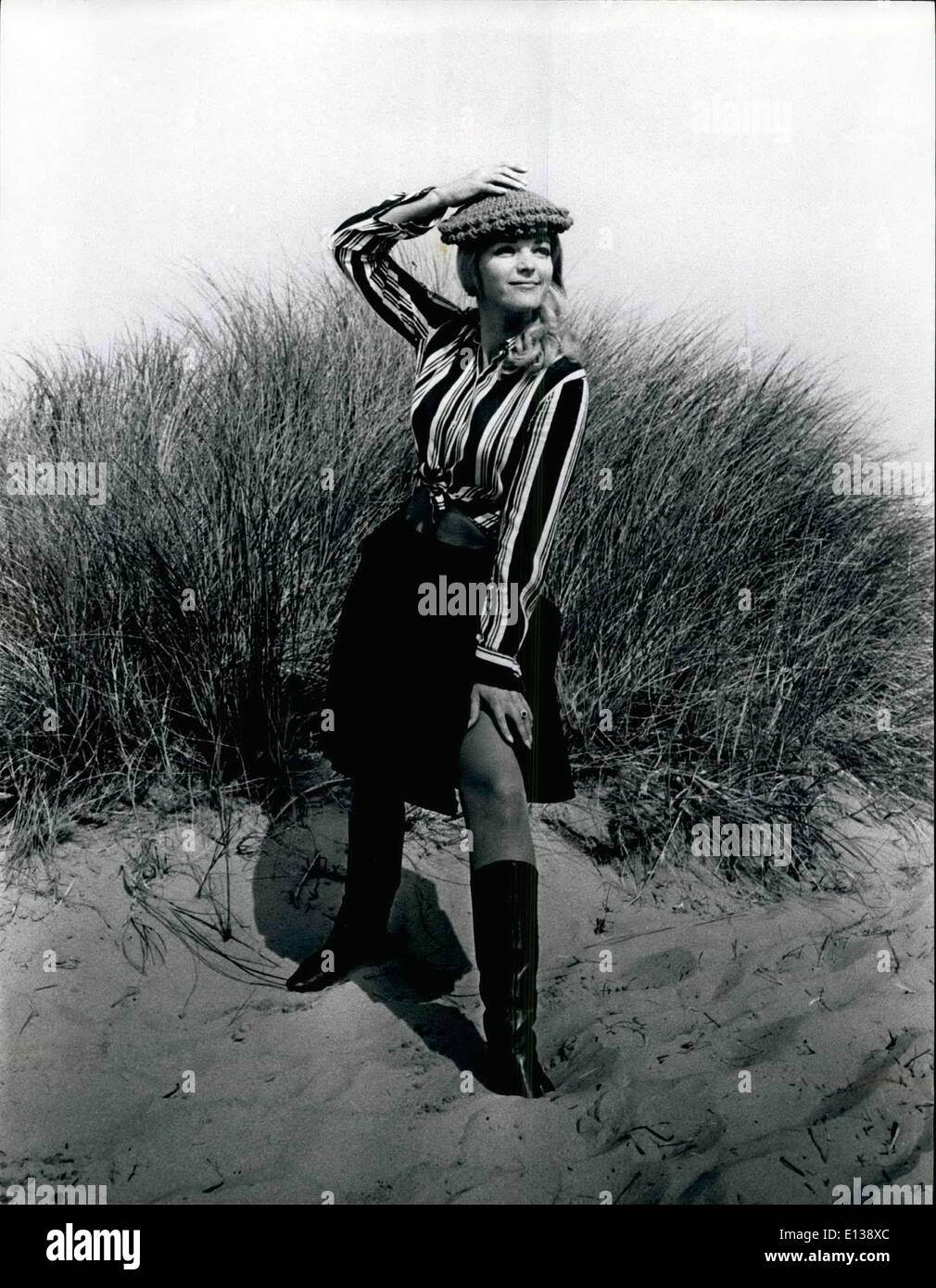 29 février 2012 - modèle allemand Renate Holt montrant un soutien jambe tout en prenant congé forme son premier film ''Jules Verne's Rocket Banque D'Images