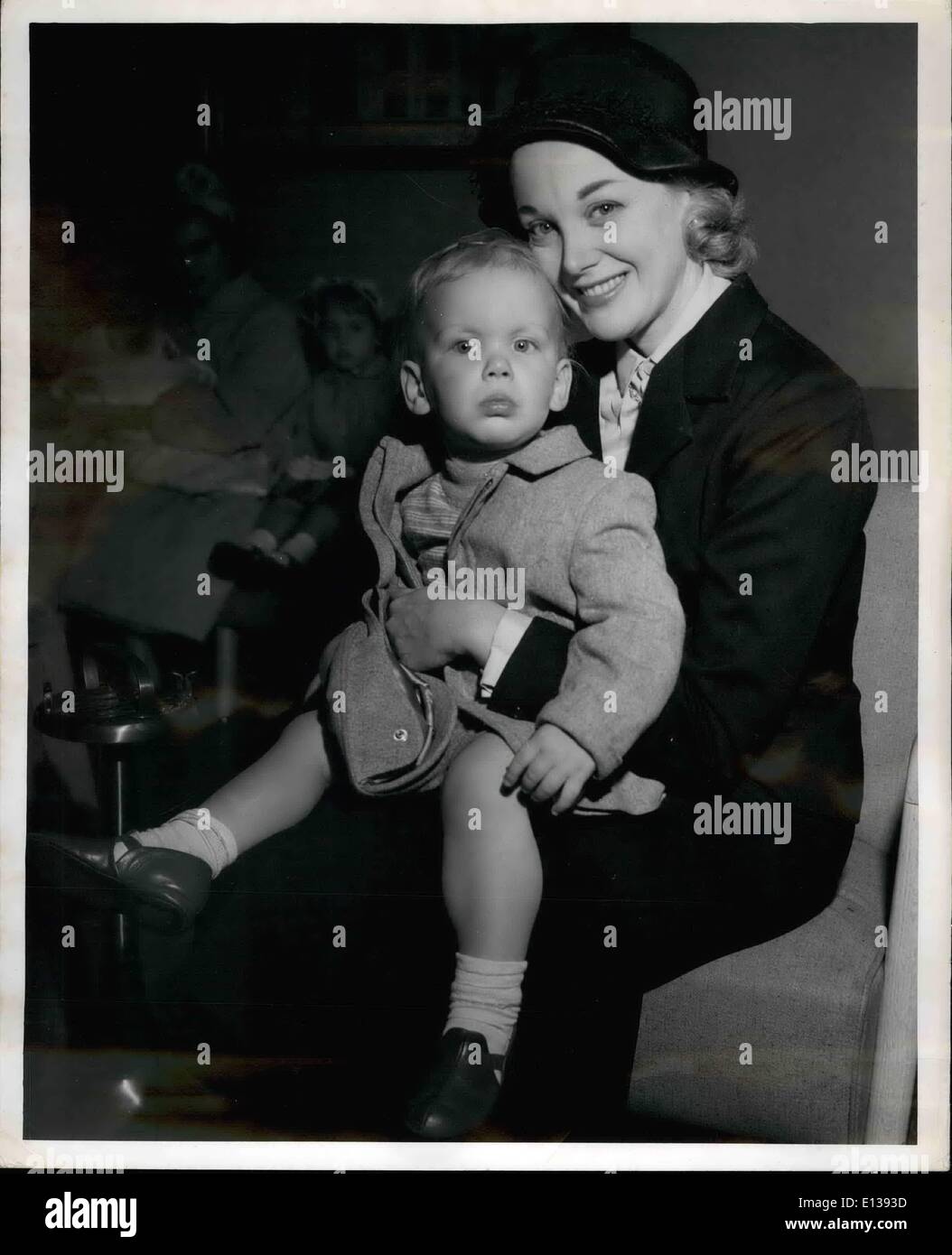 29 février 2012 - L'aéroport Idlewild, N.Y. 25 mars - Actrice Jan Sterling et son 16-month-old fils, Adams, sont présentés après leur arrivée ici ce matin Via Twa de Los Angeles. Ils sont ici pour passer un peu de temps avec Mlle sterling le mari, Paul Douglas, qui est en vedette dans une pièce de Broadway. Banque D'Images