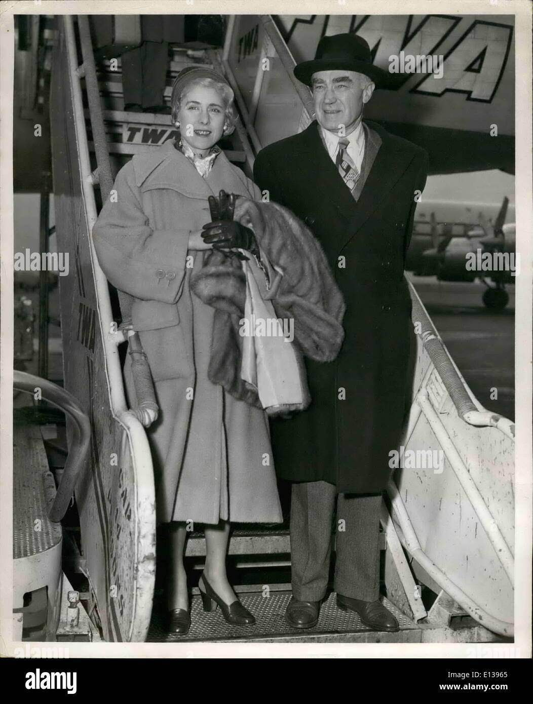 29 février 2012 - Bienvenue aux visiteurs de notre ville sont Henry et Clare Booth Luce après leur arrivée à bord d'un constellation de TWA de Rome. Mme Luce, Ambassadeur des États-Unis à l'Italie, a déclaré que cette visite est une combinaison d'affaires officielles et personnelles. Le Luces sera dans les états pour environ six semaines. Credtis : TWA Banque D'Images