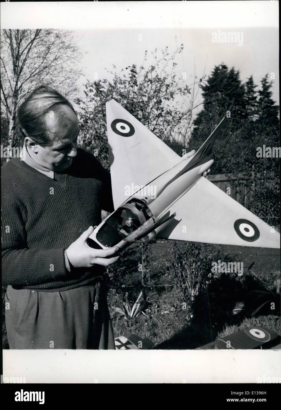 29 février 2012 - Un maître d'art qui ''commandes'' Son Self-Made Air Force : un parfait, voler, modèle d'une aile delta Boulton Paul III chasse du ventilateur de conduits dans les mains de son auteur, M. Edward Norman, maître d'art à Maidstone, qui vit à and Banstead Surrey. C'est l'un d'une flotte de 60 avions de chasse de la maquette de chaque type de vol par l'Armée de l'air dans les années à partir de la première guerre mondiale. Banque D'Images