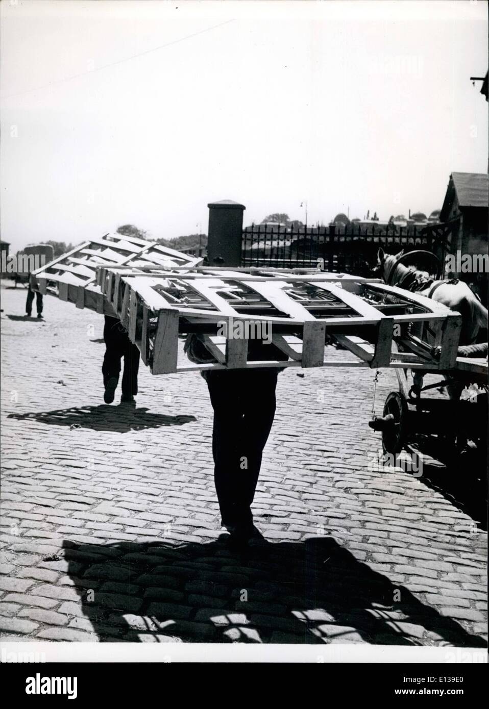 29 février 2012 - Cet homme transporte son lit sur sa tête. En fait, il est porteur des quais à Istanbul, Turquie, et il est porteur d'un lit pour l'exportation dans un coffret en bois. Banque D'Images