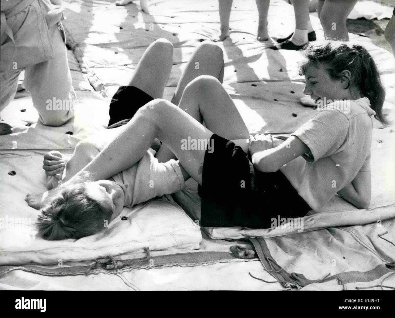 Feb 29, 2012 - un pli de bras et de jambe étant pratiqué par  De la Judoclasse de St Christopher. ne Pictur Banque D'Images