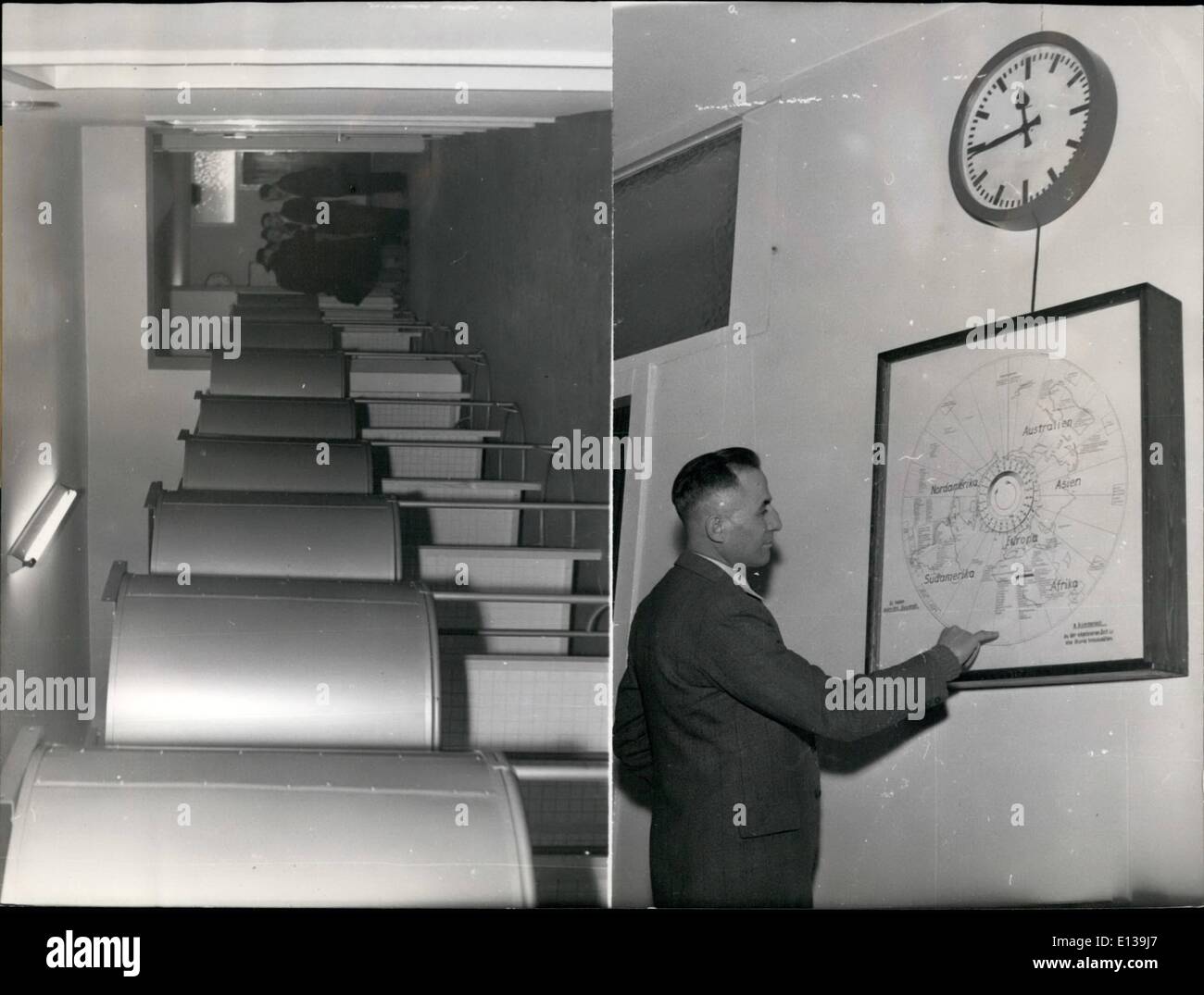 29 février 2012 - La presse est préparé : Avant la pièce dans la presse de Berlin-tête-trimestre dans lequel correspondants de toutes les parties du monde pourrait leur téléphone avec le bureau de la poste a installé un univers temps-watch. Si tous les journalistes étrangers a pu observer la fin de rédaction de leurs articles. OPS : (gauche) le téléphone cabines, (à droite) l'univers-fois regarder la tête de presse à Berlin le quart. Banque D'Images