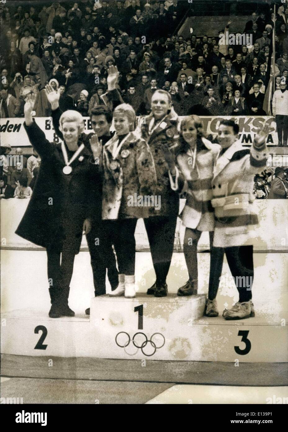 29 février 2012 - Jeux Olympiques d'hiver 1964 Innsbruck, des couples de patinage artistique. Centre : Gold Medals Belousova/Protopopow, URSS. Banque D'Images
