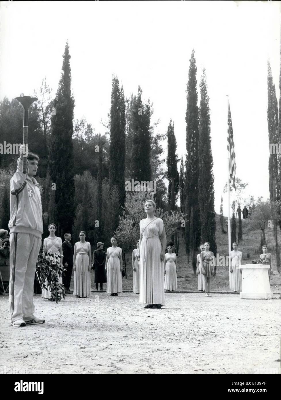 29 février 2012 - La flamme olympique du site du premier jeu olympique à Olympie est handedover au premier relais runner par Nish Prêtresse Maria Moscholio Banque D'Images