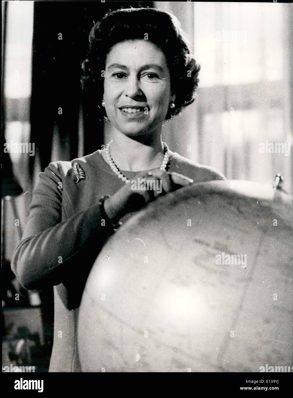 29 février 2012 - Le jour de Noël de la reine des émissions. : La Reine photographié dans son salon à Buckinghan Palace pendant le tournage de son jour de Noël les diffusions sur le Commonwealth. Sa Majesté, porte une robe de laine en terre cuite avec un collier de perles et d'oreilles et broche de diamants en forme de feuille d'un formulaire, donnée par les femmes d'Auckland, Nouvelle-Zélande, en 1953. Banque D'Images