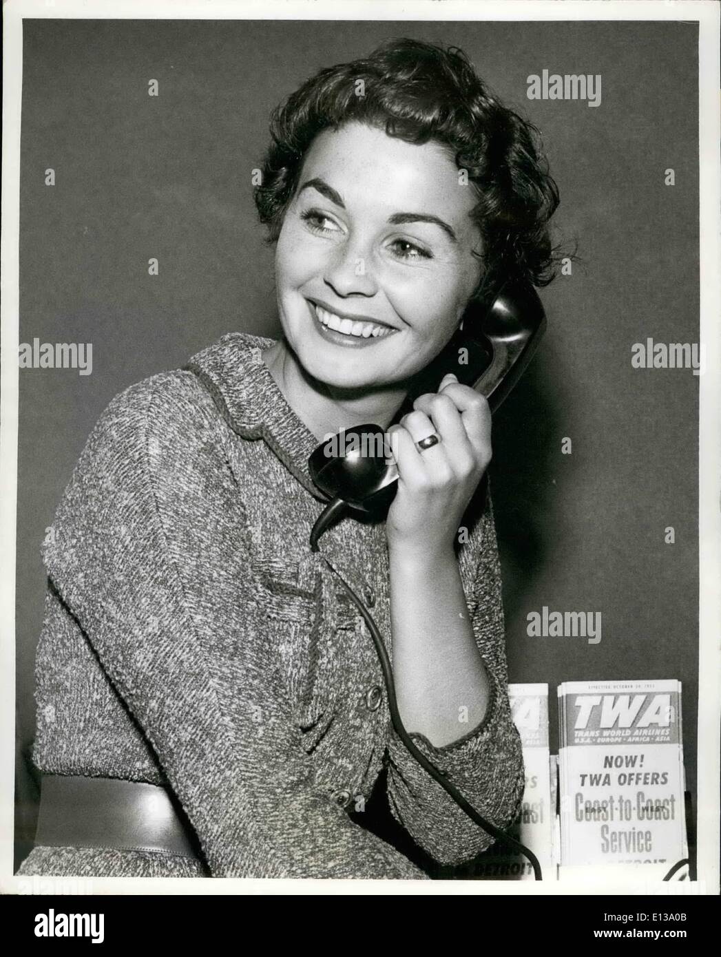 29 février 2012 - Doll Jean Simmons a soufflé sur une constellation de TWA Super-G ce matin et était occupé au téléphone, faire des plans pour son apparence lors de la première mondiale de ''Guys and Dolls'' au théâtre Capitol le 3 novembre à. Mlle Simmons co-stars dans le film musical productiion avec Marlon Brando. Elle est ici d'Hollywood. Banque D'Images