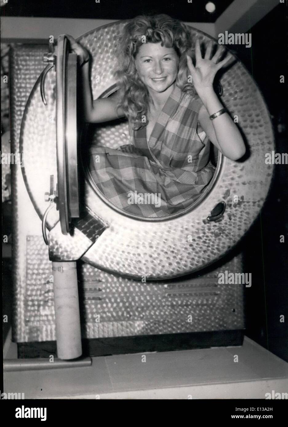 29 février 2012 - Ouverture de l'exposition en cuir : une exposition internationale de blanchisserie a ouvert aujourd'hui à Paris. Ce curieux, Lod voulait inspecter l'intérieur d'une date d'un lave-linge. Banque D'Images