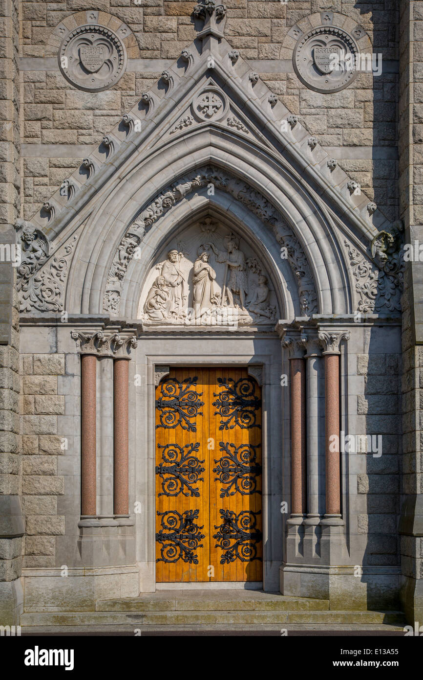 Portes en bois à l'entrée de l'église St. Coleman, Cobh, dans le comté de Cork, Irlande Banque D'Images