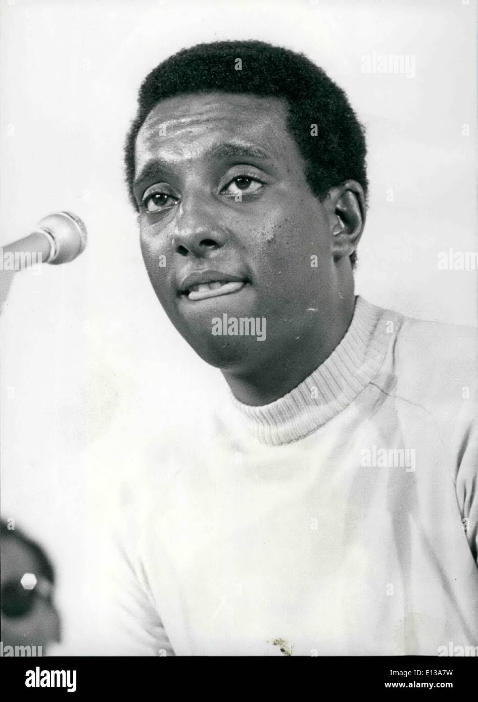 29 février 2012 - Stockely Carmichael au Roundhouse, Chalk Farm............ce matin, Stokely Carmichael, chef des ethnies américaines qui soutiennent le pouvoir noir, a parlé au Roundhouse au Congrès des « Dialoectiques of Liberation Congress ».Il a interprété Black Power comme signifiant que si une personne noire est attaquée par un homme blanc, tous les autres noirs s'uniront pour aider l'homme blessé.Sur la violence ici commandement que personne n'est aussi vilent que l'homme blanc, qui a superposé sa propre culture sur le reste du monde.''l'Occident,' dit-il, ''est en train de s'effondrer Banque D'Images