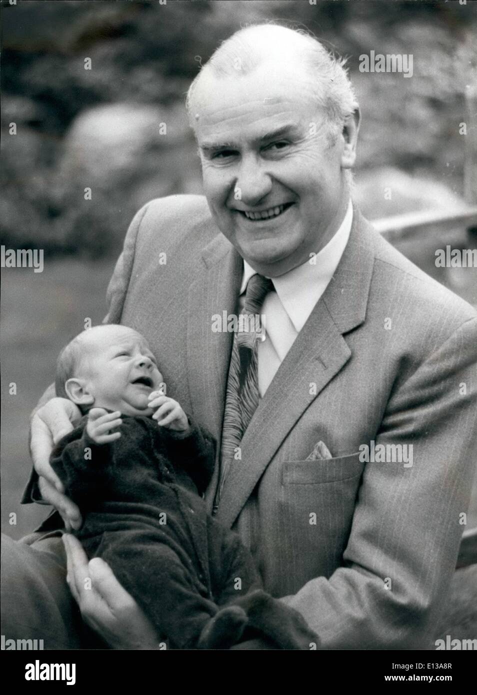 29 février 2012 - Le maire élu avec son petit-fils, Thomas Edward. Banque D'Images