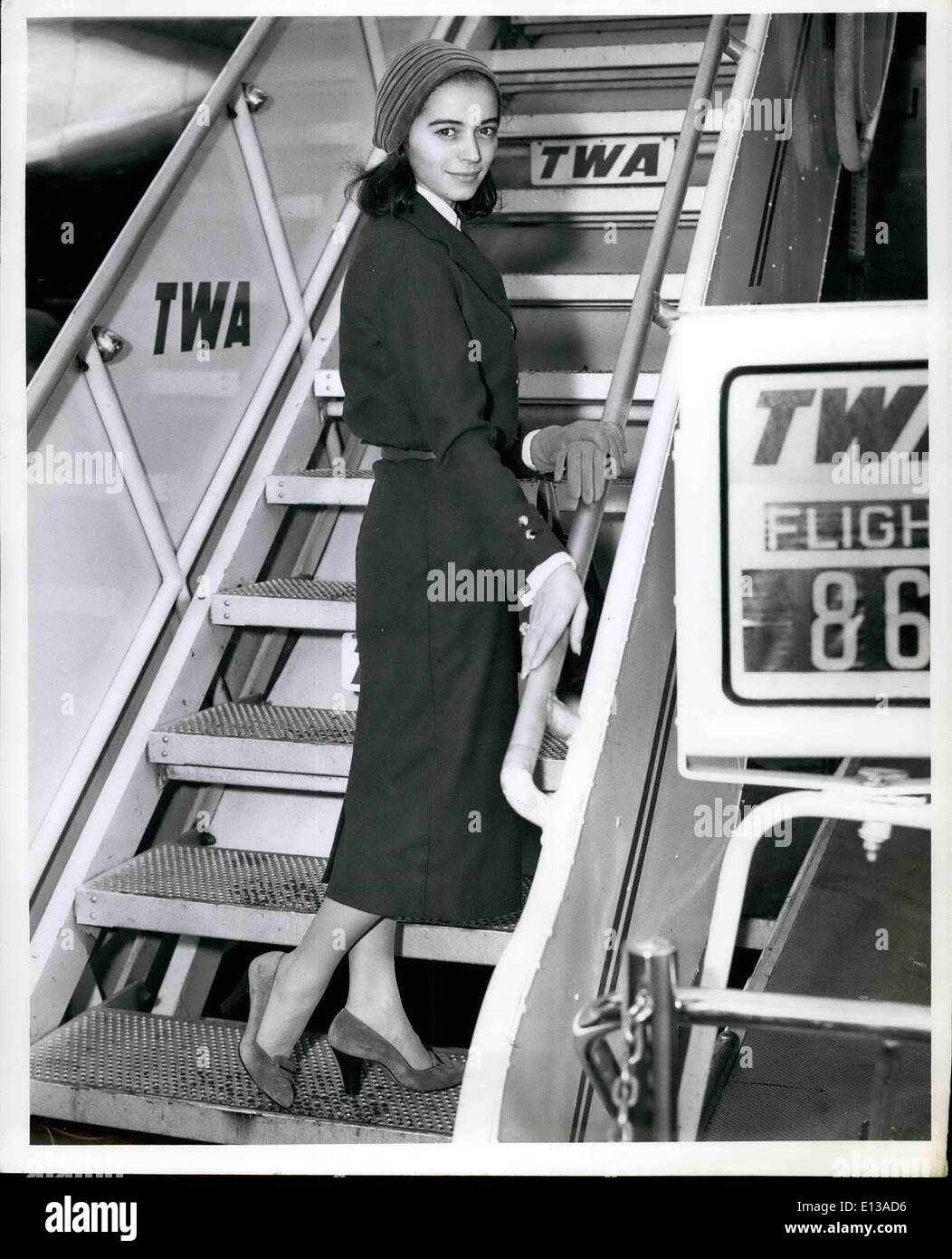 29 février 2012 - L'aéroport Idlewild, N.Y., 13 septembre -- L'actrice Marisa Pavan, sur la route de Londres à apparaître à la télévision britannique à bord d'un avion de la TWA ici aujourd'hui. Elle va jouer dans ''hasard'', écrit par son mari, Jean Pierre Aumont, qui sera également star. Banque D'Images