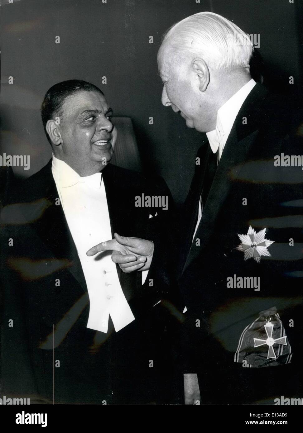 29 février 2012 - Egyptiens ambassadeur dans le gouvernement fédéral - de l'Allemagne, Ahmed Galal El-Din Abdel Razek donne à prresedent prof. L'ambassadeur Heuss-identification à partir de presedent Nasser. Banque D'Images