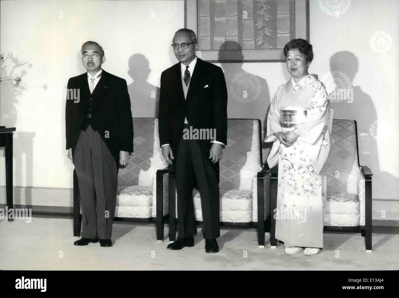 29 février 2012 - U Thant au Japon. Le Secrétaire Général des Nations unies U Thant est reçu par l'empereur et l'Impératrice du Japon au Palais Impérial, Tokyo, au cours de sa visite officielle au Japon pour assister à la Journée des Nations Unies à l'EXPO 70. Banque D'Images