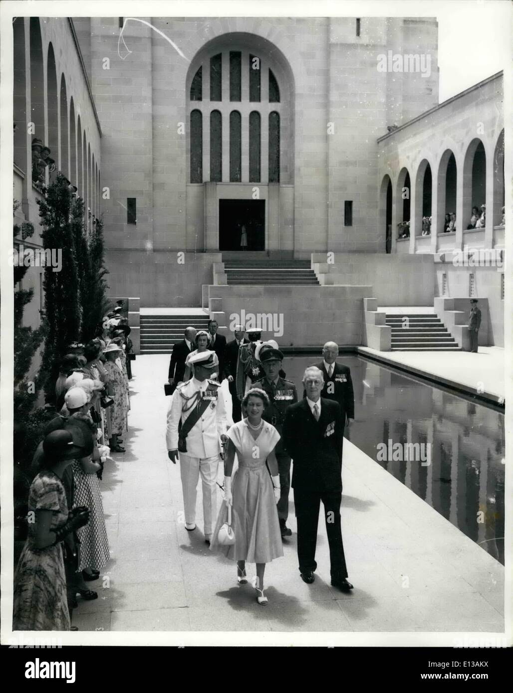 29 février 2012 - La Reine à Canberra, Australie : Sa Majesté la Reine et le duc d'Édimbourg à marcher le long du couloir de la mémoire, au cours de leur visite à la mémorial national australien à Canberra. La piscine du souvenir est vu du côté droit. Banque D'Images