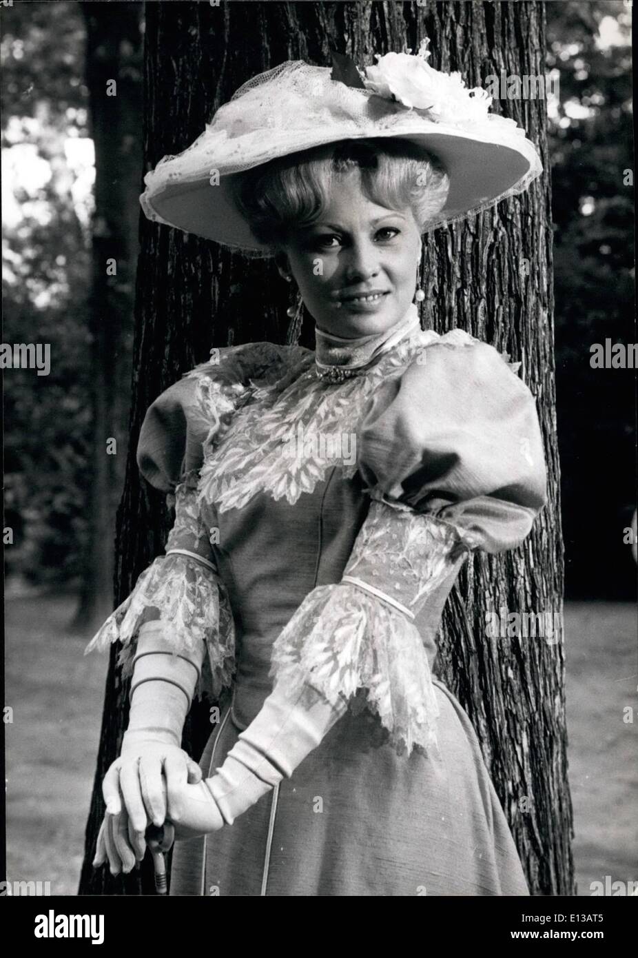 29 février 2012 - beauté Belle Epoque Paris-San Remo Course. Joseph Remy, une jeune actrice française fraîche de Cinecittà emprunte l'une beauté Belle Epoque à Alex Joffe's film Les fissures maintenant dans la fabrication. OPS : Joseph Remy dans une scène du film alors qu'elle regarder le départ de course Paris-San Remo en 1900 Banque D'Images