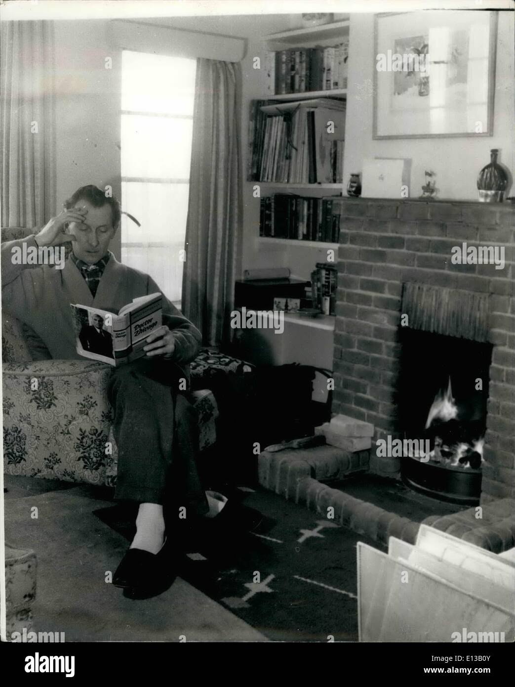 29 février 2012 - Peter Cushing est actuellement plongé dans un best-seller. Banque D'Images