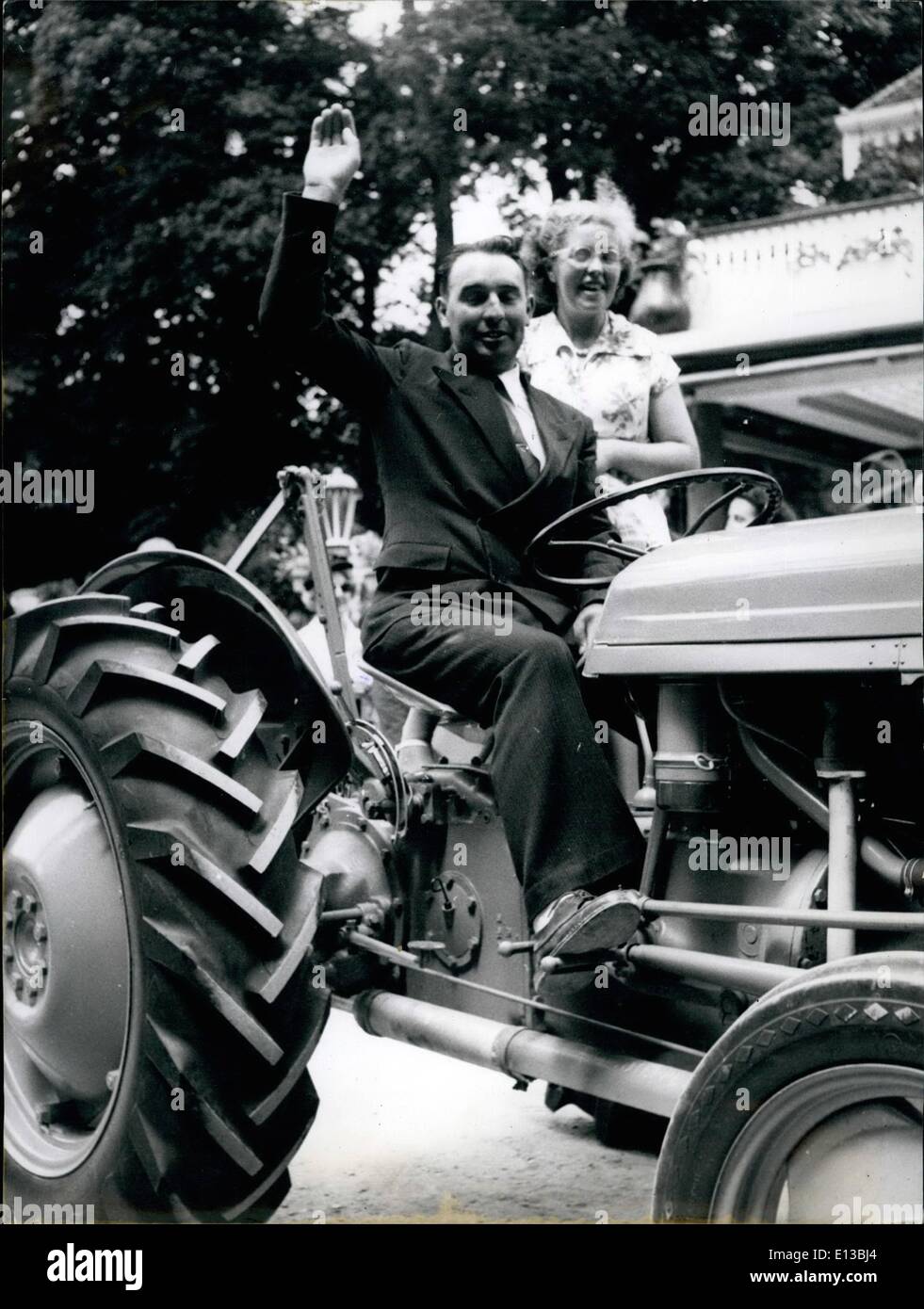 29 février 2012 - agriculteur gagne le tracteur au jeu de loterie. Gaston Chardin, un jeune agriculteur de l'Est de la France, exprime sa joie comme il essaie de le tout nouveau tracteur il a gagné dans un jeu de loterie dans laquelle plus de 500 000 agriculteurs français ont pris part. Sa femme est avec lui. Juillet 9th/53 Banque D'Images