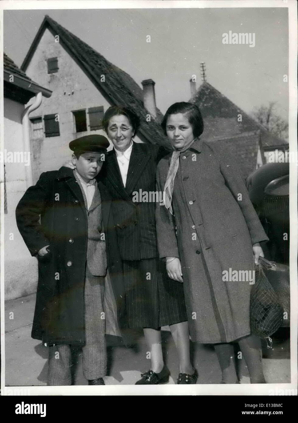 29 février 2012 - Le Maréchal Tito aidé mère allemande ! Il a envoyé ses enfants retour : Pendant de longues années le réfugié allemand-femme Elise Kuhn ont mené un combat désespéré au sujet de leurs enfants.C'est à la fin de la guerre il y a 8 ans quand elle a été séparée par la force de leur part. Elle et son mari ont été emmenées par les partisans yougoslaves et remis aux Soviétiques pour un travail dur. En 1946, elle s'enfuit de la Russie à l'Union soviétique et de l'allemand à partir de là en 1948 pour Bavarai. Après une longue enquête, elle a finalement appris que ses enfants Susanne et Johann porté dans des asiles d'orphelin yougoslave Banque D'Images