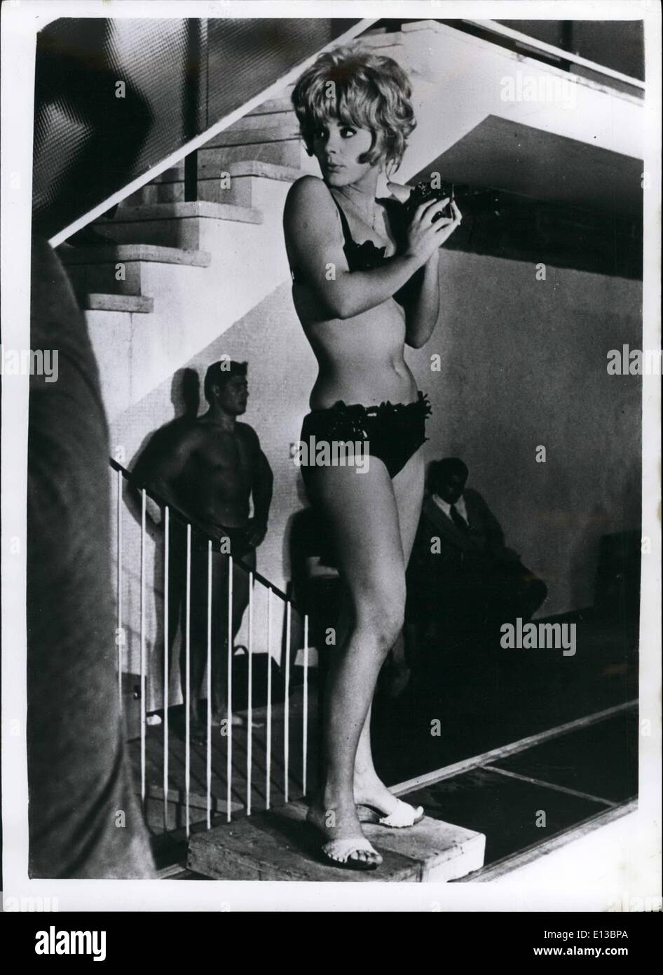 29 février 2012 - elle est un ''Doll'' est Elke... En cours de production à la Rome studios ces jours est le nouveau film ''The Dolls'' un film qui montrera stry beaucoup de stars de renommée internationale y compris l'actrice italienne Virna Lisi et star allemande Elke Sommer ce dernier joue le rôle d'une fille suédoise qui vient de son pays pour rechercher d'un homme ''strong et beau'' d'être le père de l'enfant qu'elle a l'intention de créer... Sa recherche l'emmène parmi les ''Mister'' Les muscles des concurrents et à la fin, elle se marie avec un garçon timide mais très romantique Banque D'Images