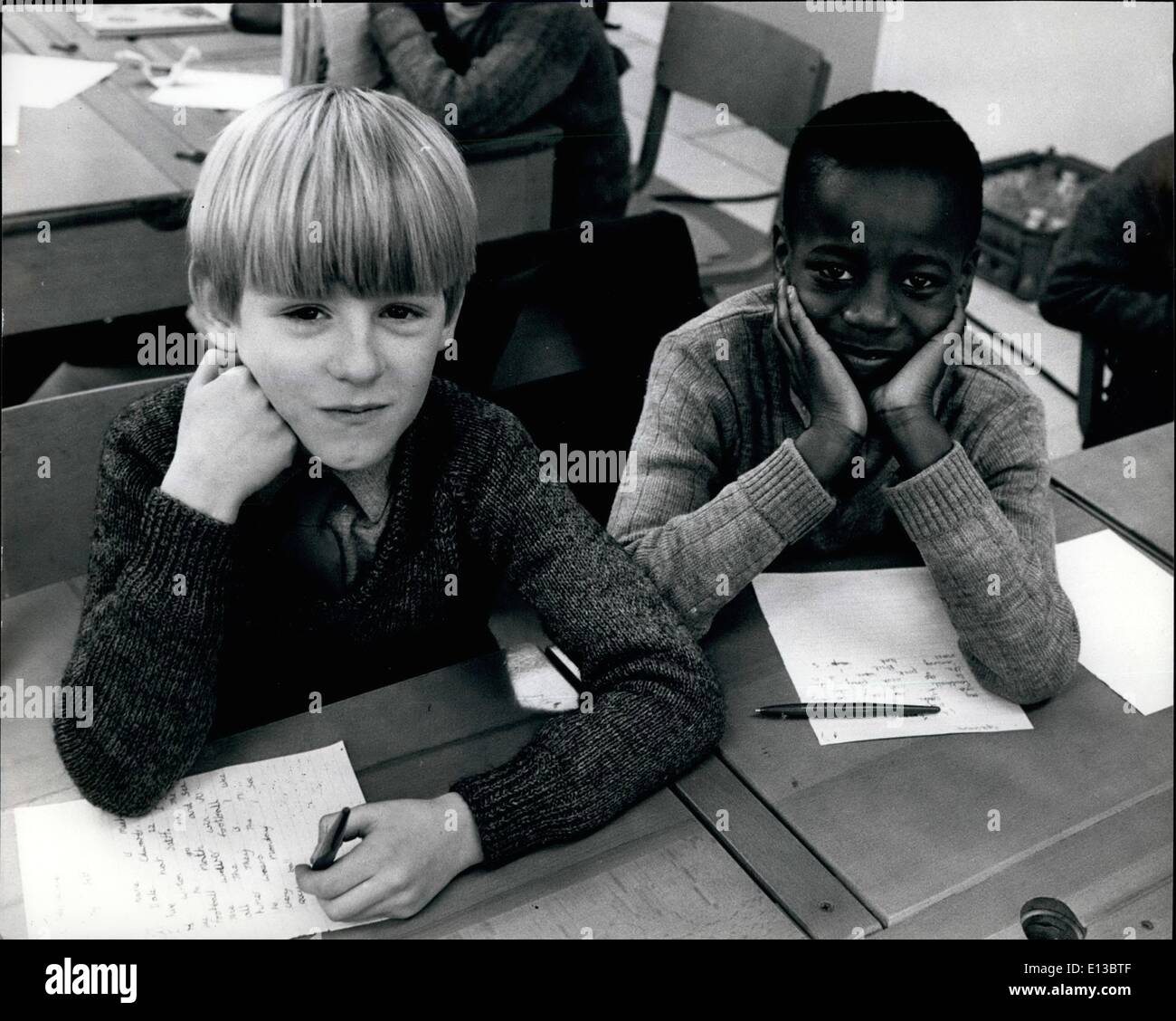 10 févr. 29, 2012 - Un livre blanc et noir enfant asseoir ensemble à West Park School, et d'écrire sur eux-mêmes - seul le temps nous dira si les enfants de Wolverhampton ont les mêmes problèmes que leurs parents. Banque D'Images