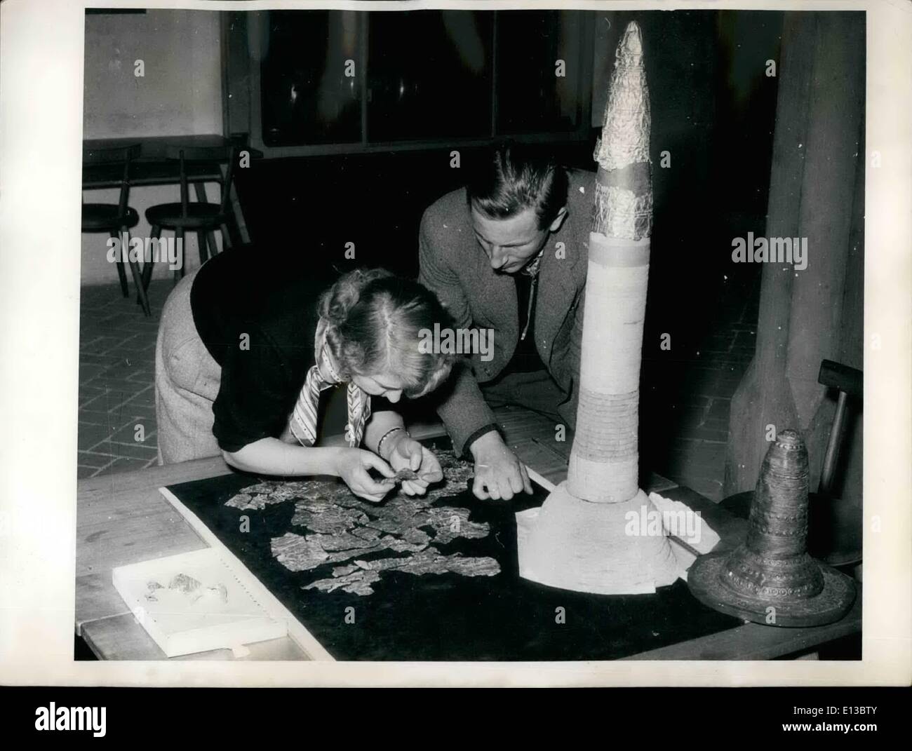 10 févr. 29, 2012 - Selon l'avis d'experts - - le Musée national allemand de Nuremberg dans le soi-disant ''casque d'or de Nuremberg'' est d'environ 3500 ans. Il y a quelque temps, il a été constaté par le maçon Michael Doerner lorsqu'il a été se cogner les troncs d'arbres dans le voisinage du petit village Frankonian Etzeldorf. Maintenant ce précieux morceau a été autorisé à être photographié pour la première fois. La ''Gold'' Casque - sans doute un moyen d'adoration - gaufré d'or de 24 carats et a un poids d'environ 300 grammes Banque D'Images