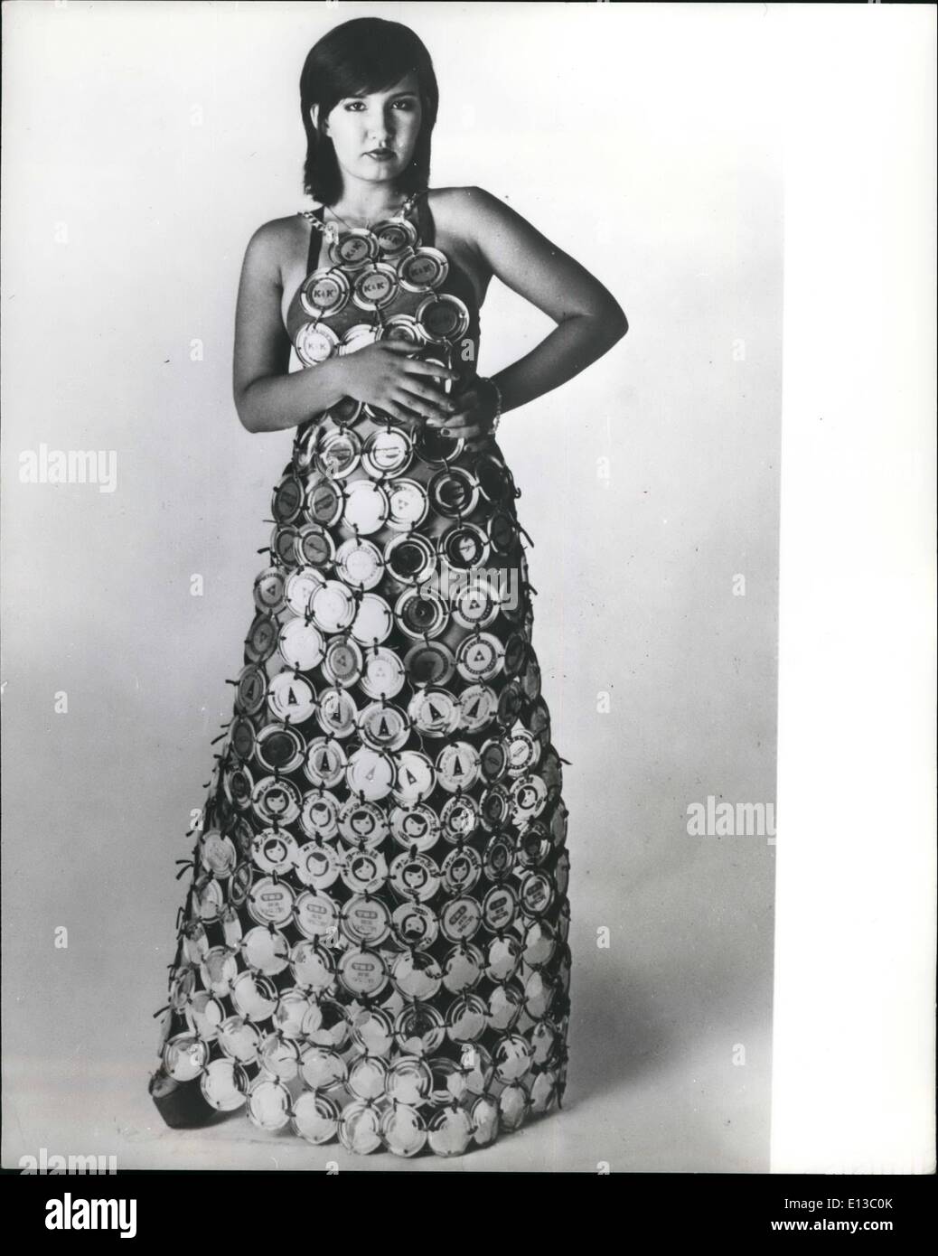 29 février 2012 - Tokyo Tin-can. mode : Les filles, pourquoi jeter votre empty tin-bidons, ils ajoutent seulement à la pollution. Avec un peu de fil et d'imagination, vous pouvez créer des robes et maillots de bain exclusive qui fera de la haute couture Paris envieux, depuis les boîtes de fer-japonais ont de telles étiquettes colorées d'oranges, etc. Il est également possible de travailler dans des boîtes de sardines et du boeuf pour l'effet. En fait ces Tin-can fashions font partie du Japon orange en conserve la campagne de l'Association des fabricants de vendre plus d'oranges. Banque D'Images