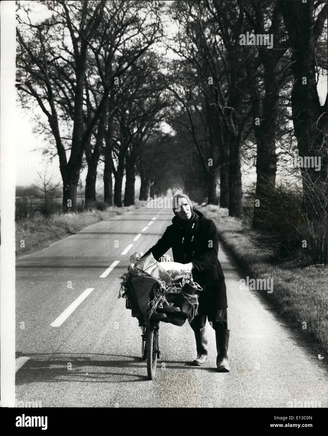 29 février 2012 - La longue route en ligne droite, l'avant-c'est ainsi que 62 ans Alan Barker voit-il en va environ 20 km par jour ronde journal qu'il a fait pendant 34 ans. Banque D'Images