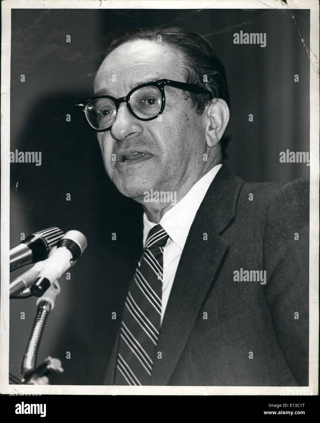 29 fév. 2012 - la Banque nationale d'Amérique du Nord a tenu aujourd'hui sa préve économique annuelle   à l'hôtel Hilton de New York. Le président principal  Alam Greenspan, membre du conseil consultatif  économique du président Reagan, est actuellement président de la commission nationale sur la réforme de la sécurité sociale. Dr Greenspan était auparavant président du Conseil des présidents des conseillers économiques sous la présidence de ford. La photo montre le Dr Alan Greenspan lors de son discours sur les perspectives économiques du Banque D'Images