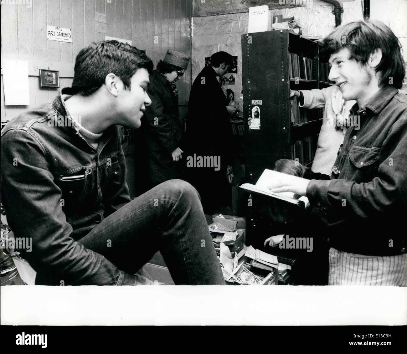 29 février 2012 - Driffild à gauche et cuisinière, discuter de leur entreprise - alors que les clients des planches d'arrondir le livre gratuit Shop. Banque D'Images