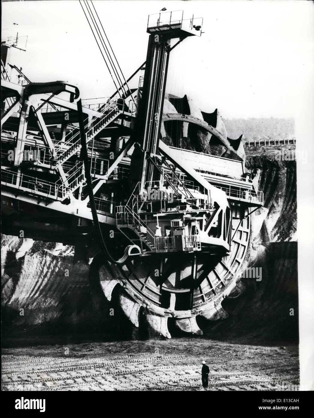 29 février 2012 - Monster Machine, la pelle le plus important au monde a été mis en service récemment à la mine de Hambach en Allemagne de l'Ouest. Mesurant 220 par 84 mètres, elle nécessite cinq opérateurs et peut extraire 20 000 mètres cubio chaque jour. Banque D'Images