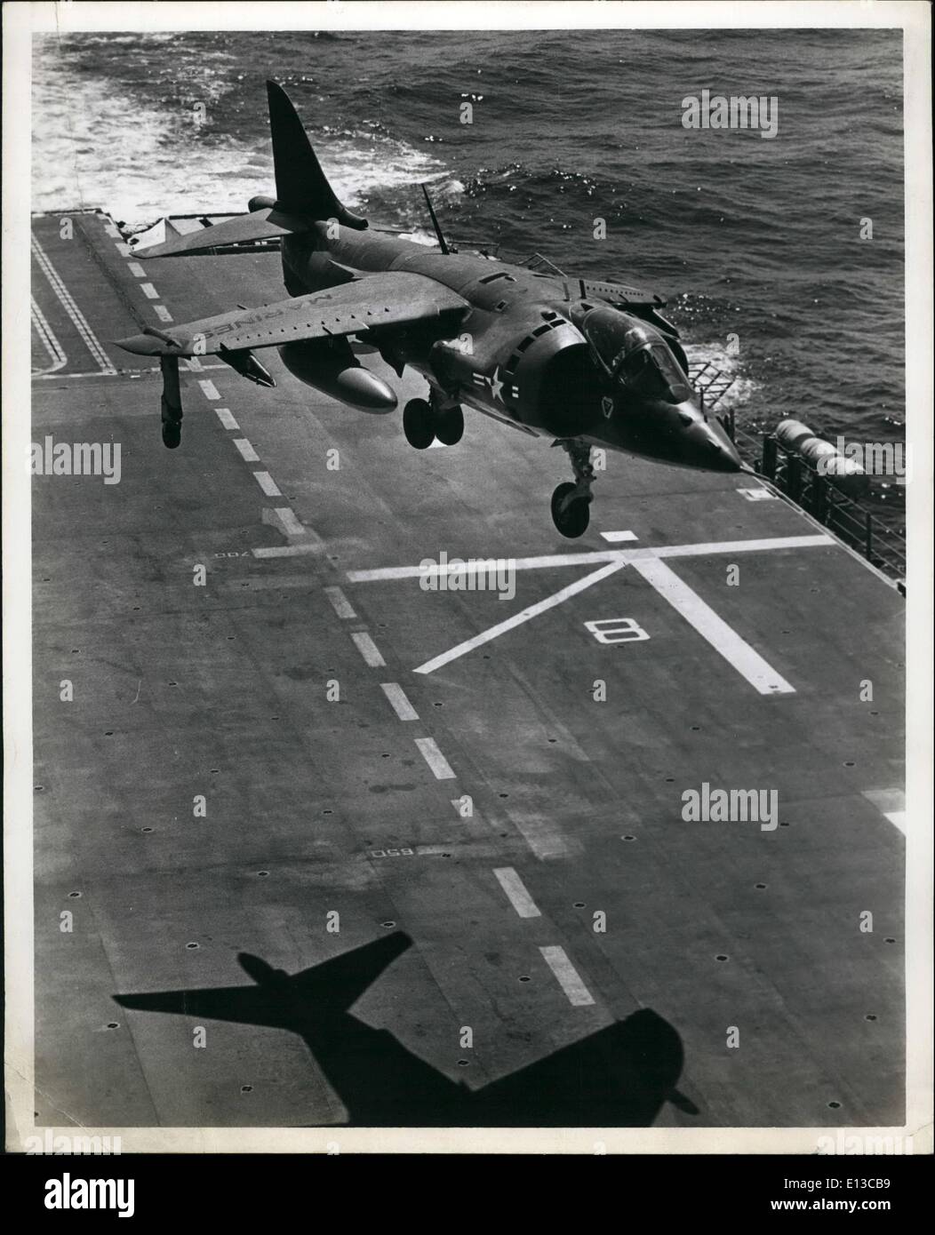29 février 2012 - Jet Harrier décolle verticalement à partir de pont d'un L.H.A.[ (Tarawa class) de débarquement amphibie] Banque D'Images