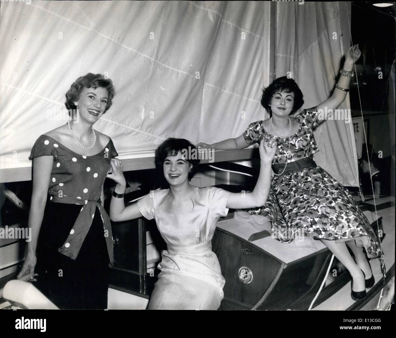 Mars 02, 2012 - Leur Fashions - Nos bateaux : trois filles intelligentes, Paddy, Sonia et Carol, vu ici à la National Boat Show à Londres sont l'affichage de la dernière variable à New York, Mode enfantine, qui ont été spécialement effectué plus de 24 heures avant le salon a ouvert ses portes. Ils sont conçus pour le marché britannique. Le bateau les filles sont tellement évidemment ravis avec est la marque Silhouette 11 Yacht, montré à l'exposition par MM. Burley Tope de Plymouth, qui font ces embarcations de plus en plus nombreux pour le marché américain, ainsi que pour l'acheteur. Banque D'Images